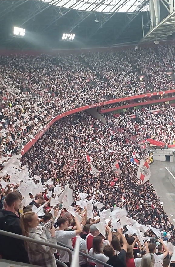 Wedstrijdafbeelding Ajax-Vojvodina tijdens het Het Slavenkoor van Giuseppe Verdi waar allemaal vlaggjes (wit) worden gezwaaid